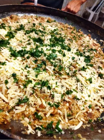 Arroz preparado na chapa com queijo e ervas