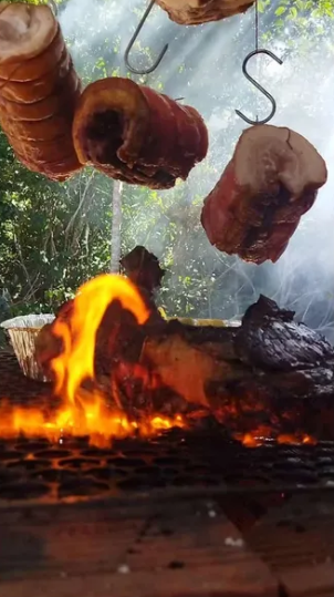 Carnes assando sobre o fogo de chão