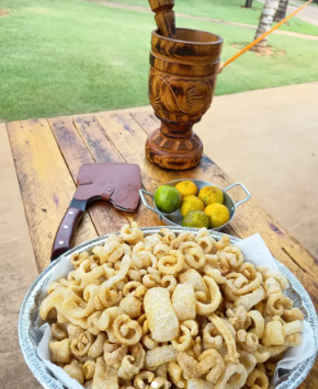 Porção de torresmo servida à mesa