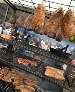 Carnes assando em churrasqueira durante um evento