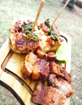 Porção de carnes grelhadas servida em tábua