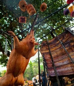 Carnes assando no fogo de chão ao ar livre