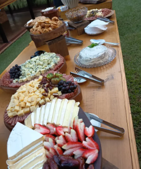 Mesa de frios, queijos e frutas preparada para evento
