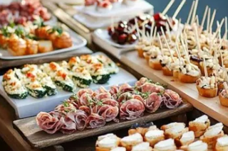 Mesa intimista com canapés e aperitivos