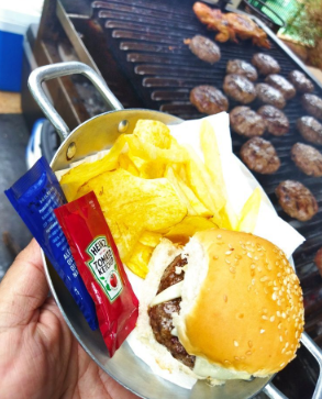 Hambúrguer e acompanhamentos do menu infantil