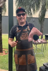 Diego Brandini com avental durante um evento ao ar livre