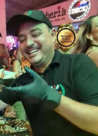 Diego Brandini atendendo em um evento gastronômico
