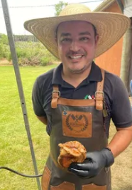 Diego Brandini preparando carnes para servir